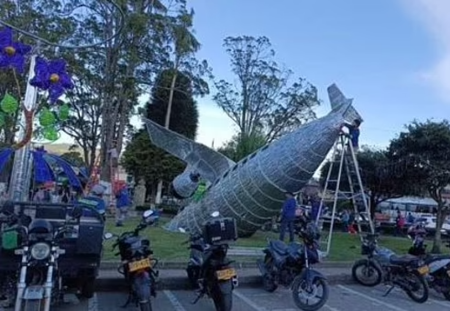 Κολομβία: Έβαλαν σε χριστουγεννιάτικο πάρκο ρέπλικα του μοιραίου αεροσκάφους της Σαπεκοένσε με τους 71 νεκρούς