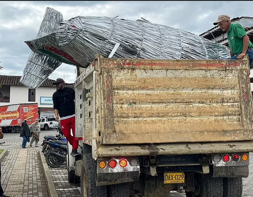 Κολομβία: Έβαλαν σε χριστουγεννιάτικο πάρκο ρέπλικα του μοιραίου αεροσκάφους της Σαπεκοένσε με τους 71 νεκρούς