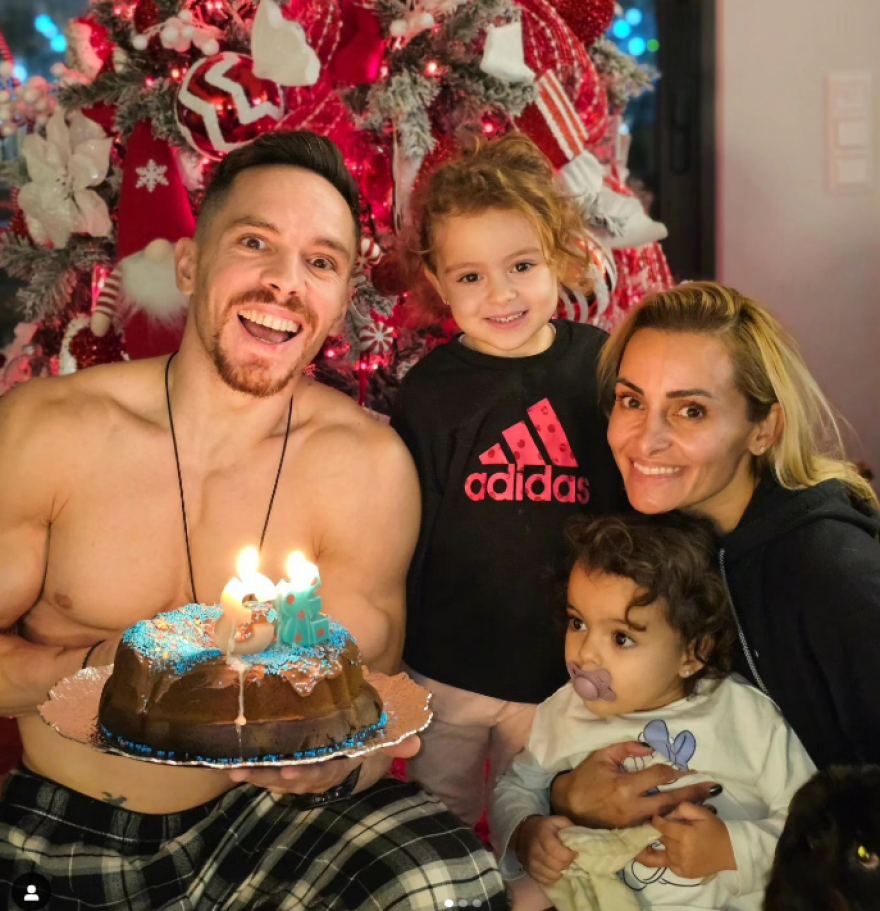 Λευτέρης Πετρούνιας: Αγκαλιά με τις κόρες του ανήμερα των γενεθλίων του - «Τα 33 στα καλύτερά τους»