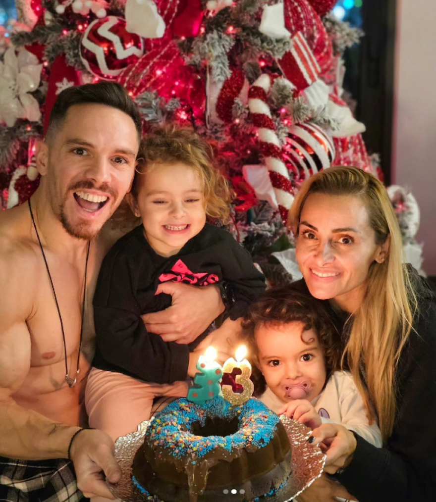 Λευτέρης Πετρούνιας: Αγκαλιά με τις κόρες του ανήμερα των γενεθλίων του - «Τα 33 στα καλύτερά τους»