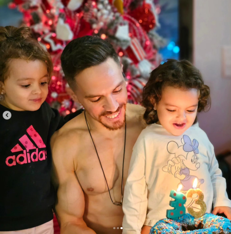 Λευτέρης Πετρούνιας: Αγκαλιά με τις κόρες του ανήμερα των γενεθλίων του - «Τα 33 στα καλύτερά τους»