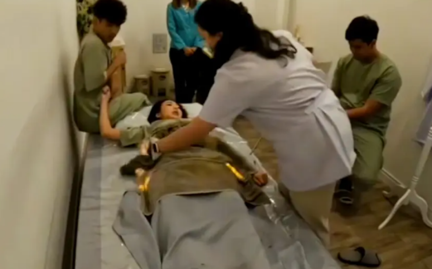 Ταϊλάνδη: Μοντέλο έπιασε φωτιά κατά τη διάρκεια «εναλλακτικής θεραπείας» για το στομάχι  - Σοκαριστικό βίντεο