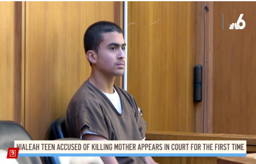 ΗΠΑ: Ανατριχιαστική φωτογραφία δείχνει 13χρονο να στέκεται πάνω από την κοιμισμένη μητέρα του πριν τη σκοτώσει με μαχαίρι