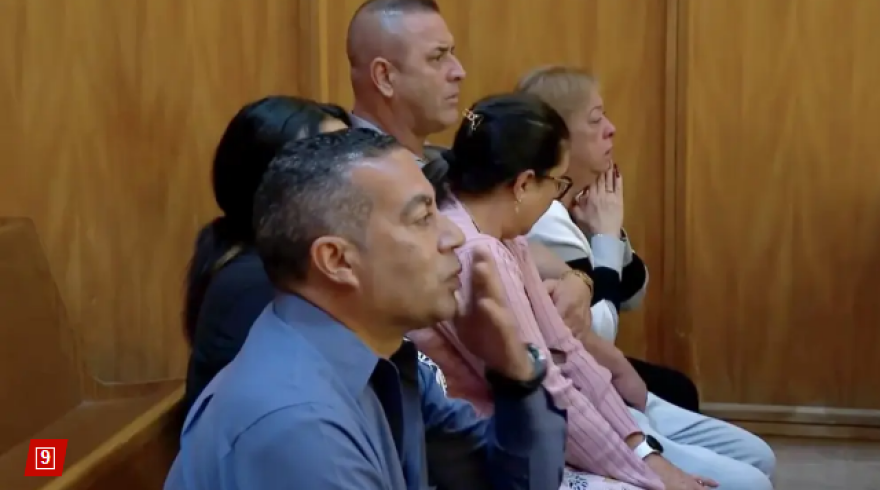 ΗΠΑ: Ανατριχιαστική φωτογραφία δείχνει 13χρονο να στέκεται πάνω από την κοιμισμένη μητέρα του πριν τη σκοτώσει με μαχαίρι