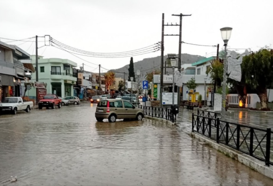 Καιρός: Η κακοκαιρία «χτυπά» τη Ρόδο - Ποτάμια οι δρόμοι από την έντονη βροχή 