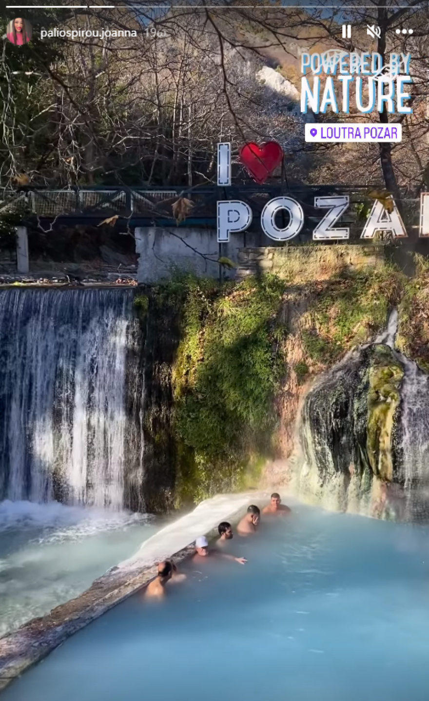 Ιωάννα Παλιoσπύρου: Με κόκκινο μπικίνι στα λουτρά Πόζαρ