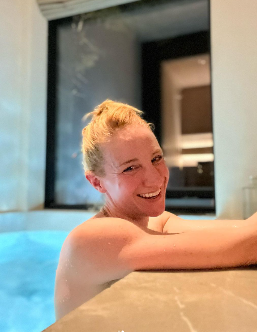 Στεφανία Γουλιώτη: Γυμνή σε εσωτερική πισίνα - Οι φωτογραφίες που ανάρτησε