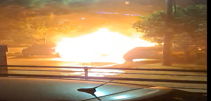 Στις φλόγες τυλίχτηκαν τρία αυτοκίνητα στα Βριλήσσια