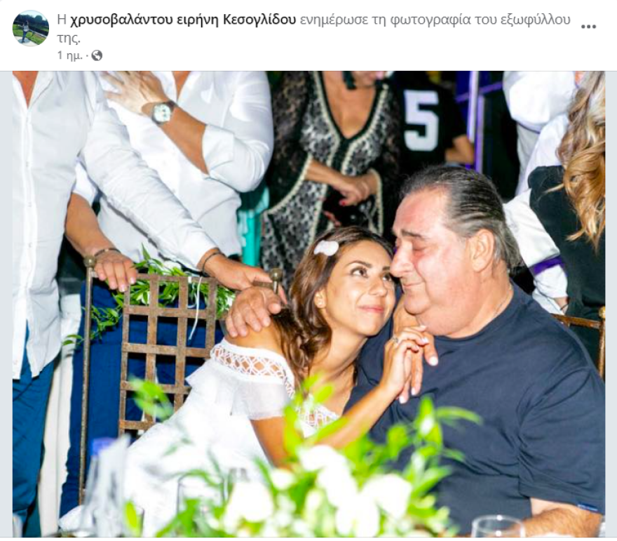 Δείτε βίντεο: Συγκίνηση στην εξόδιο ακολουθία του Βασίλη Καρρά - Μουσικοί τον αποχαιρέτησαν με τραγούδια του