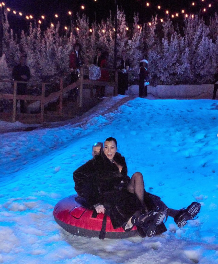 Κόρτνεϊ Καρντάσιαν: Τα φιλιά με τον Τράβις Μπάρκερ στα χιόνια