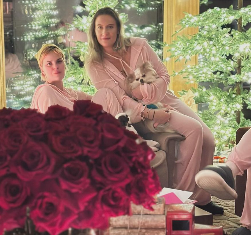 Ντέμι Μουρ: Χωρίς τον Γουίλις οι φωτογραφίες με τις κόρες τους - «Πού είναι ο Μπρους;» τη ρωτούν