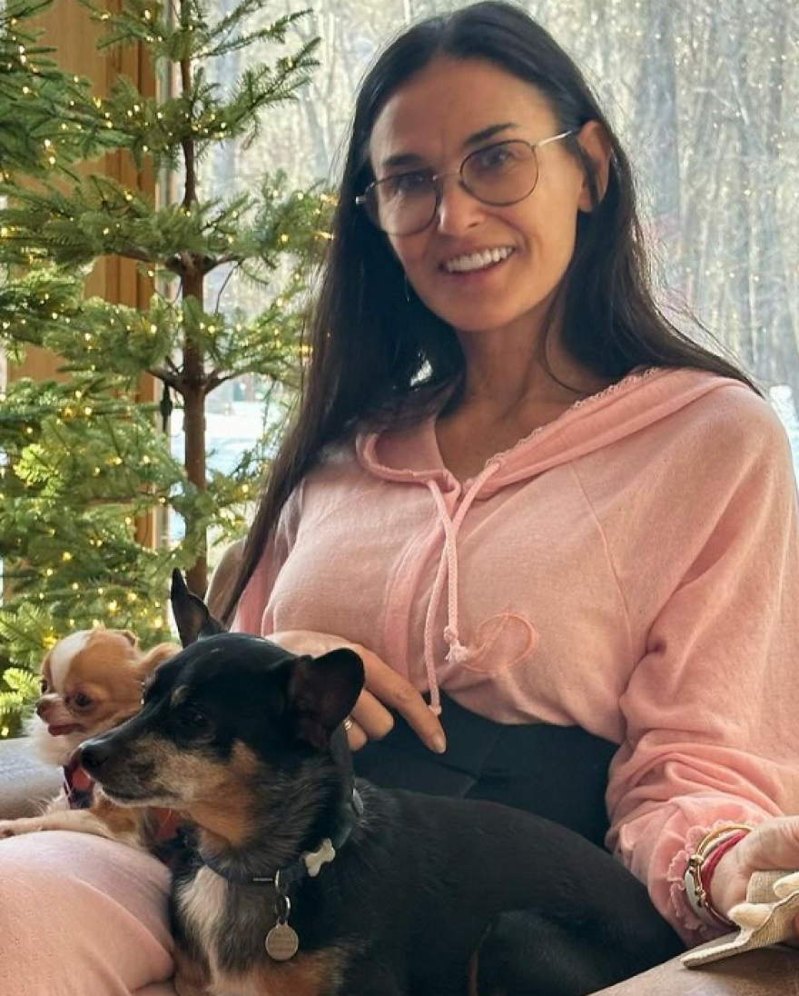 Ντέμι Μουρ: Χωρίς τον Γουίλις οι φωτογραφίες με τις κόρες τους - «Πού είναι ο Μπρους;» τη ρωτούν