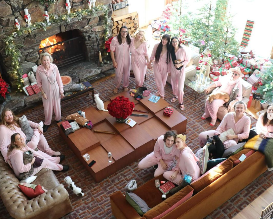 Ντέμι Μουρ: Χωρίς τον Γουίλις οι φωτογραφίες με τις κόρες τους - «Πού είναι ο Μπρους;» τη ρωτούν