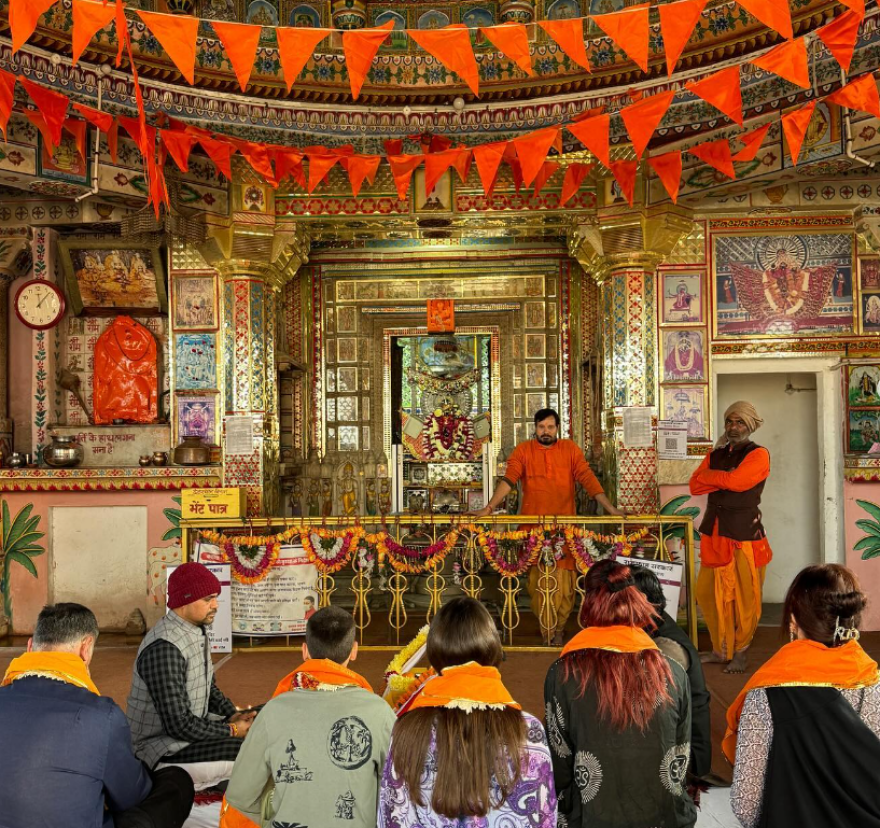 Ντούα Λίπα: Χαμογελαστή δίπλα σε έναν ελέφαντα η ποπ σταρ - Οι φωτογραφίες της από την Ινδία