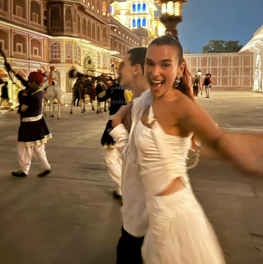 Ντούα Λίπα: Χαμογελαστή δίπλα σε έναν ελέφαντα η ποπ σταρ - Οι φωτογραφίες της από την Ινδία