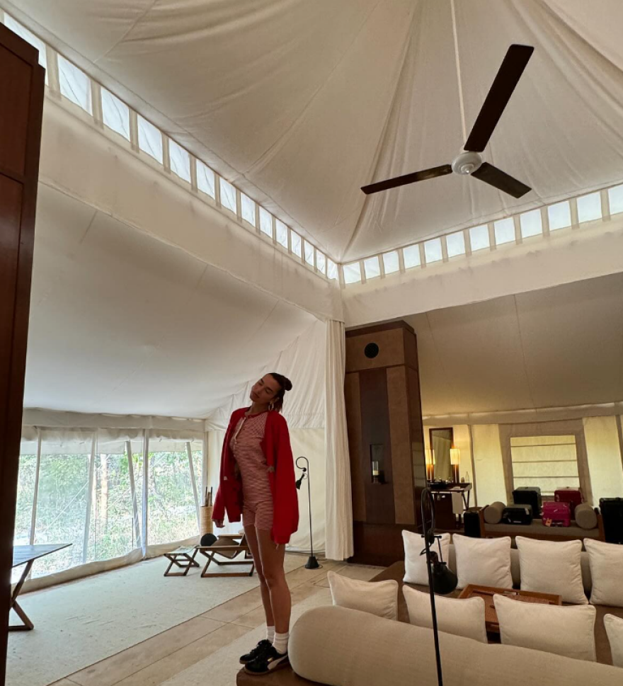 Ντούα Λίπα: Χαμογελαστή δίπλα σε έναν ελέφαντα η ποπ σταρ - Οι φωτογραφίες της από την Ινδία