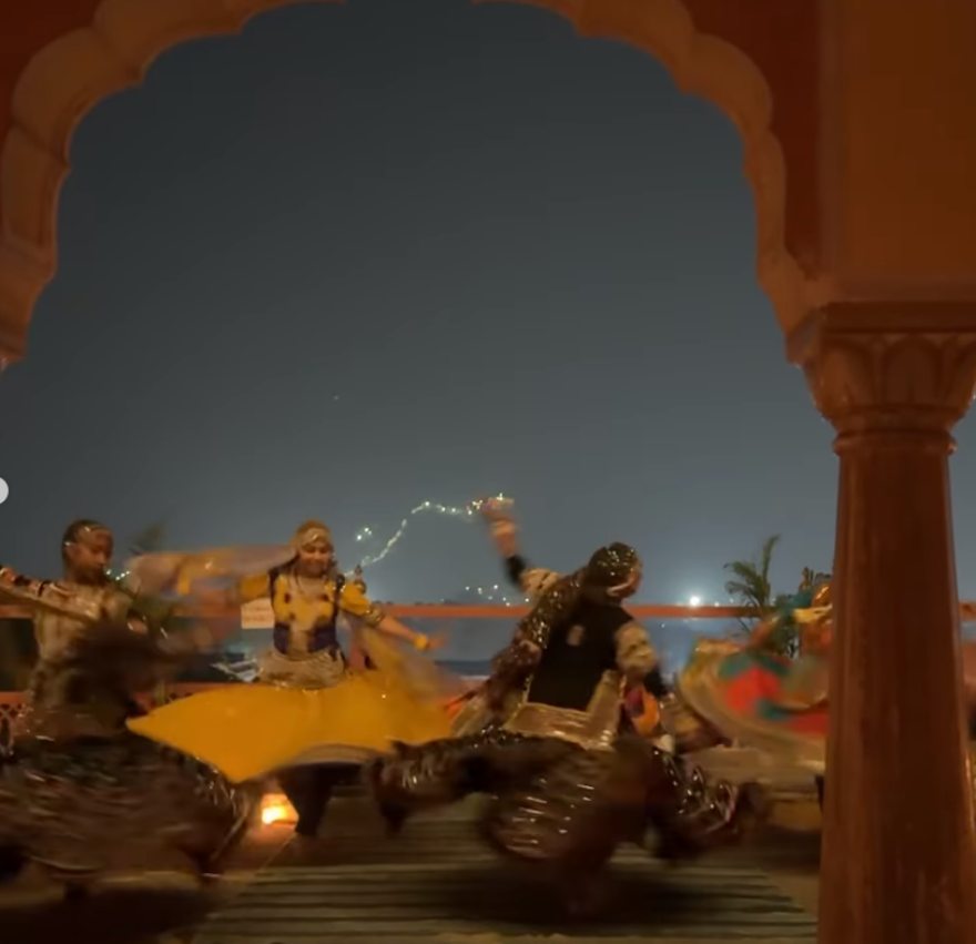 Ντούα Λίπα: Χαμογελαστή δίπλα σε έναν ελέφαντα η ποπ σταρ - Οι φωτογραφίες της από την Ινδία