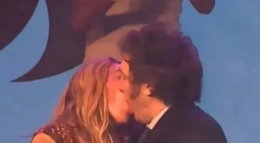 Βίντεο: Viral το καυτό φιλί του προέδρου της Αργεντινής Χαβιέρ Μιλέι με την σύντροφό του 