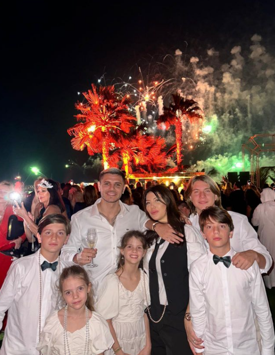 Γουάντα Νάρα: Ποδαρικό στο 2024 με μπάνιο στο Ντουμπάι - Φωτογραφίες 