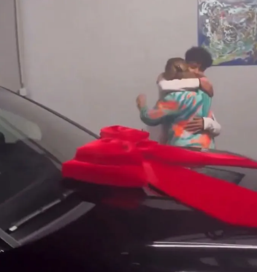 Κριστιάνο Ρονάλντο: Χάρισε μια Porsche Cayenne στη μητέρα του για τα γενέθλιά της - Βίντεο 