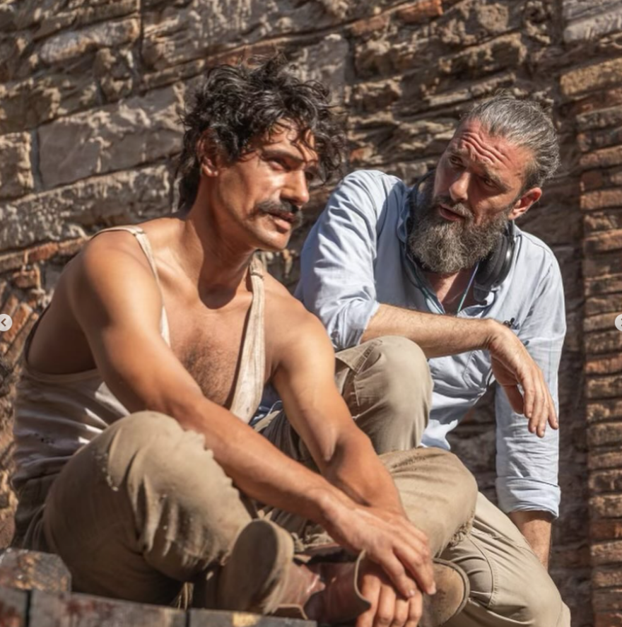 Πάνος Βλάχος: Η μεταμόρφωση του ηθοποιού για τις «17 Κλωστές» - Δείτε φωτογραφίες