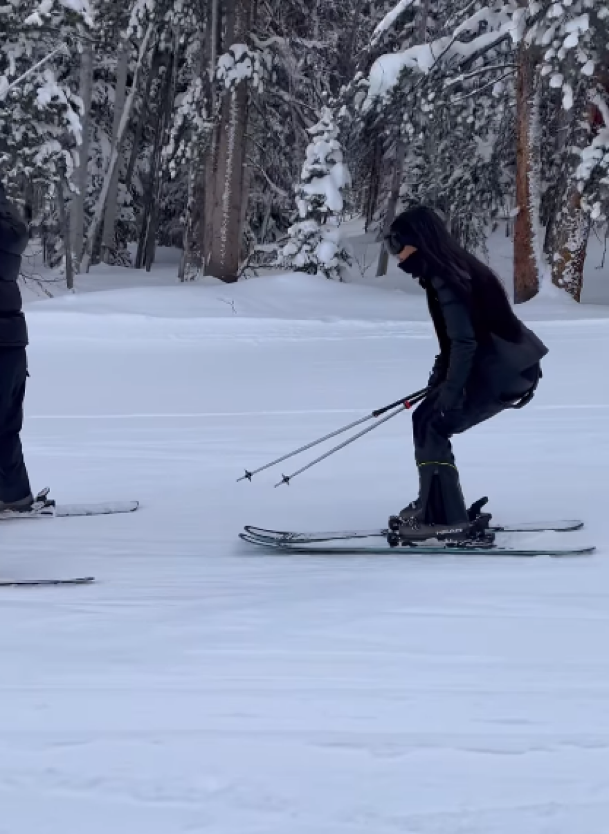 Κιμ Καρντάσιαν: Πήγε για σκι με το ίδιο σετ που φορούσε η Βικτόρια Μπέκαμ το 2006