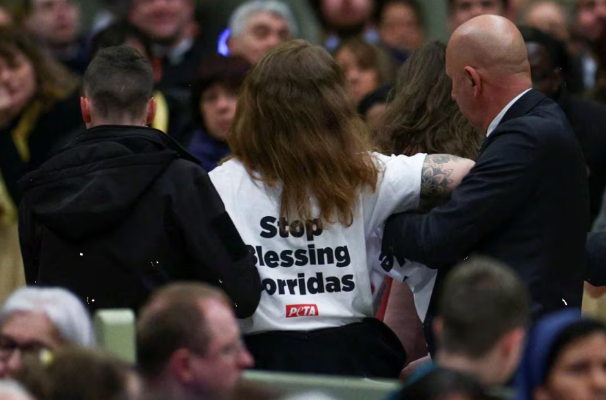 Ιταλία: Ακτιβίστριες διέκοψαν λειτουργία του Πάπα Φραγκίσκου, διαμαρτυρόμενες για τις ταυρομαχίες