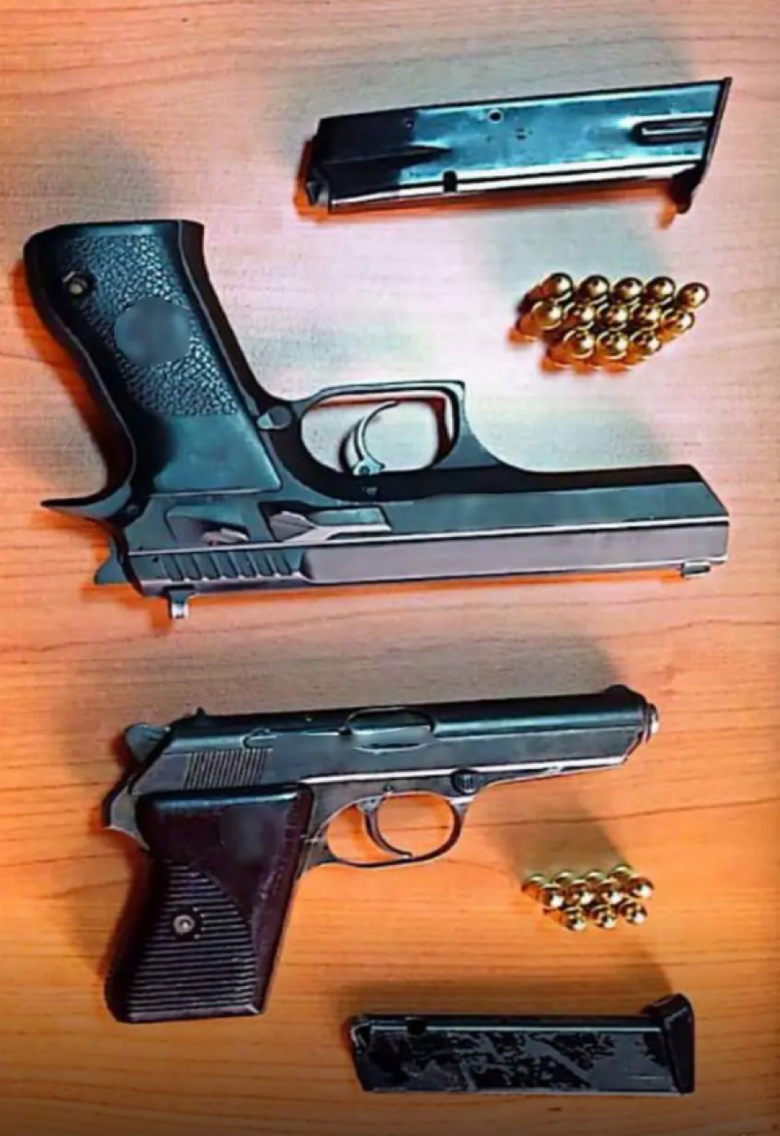 Δύο συλλήψεις για οπλοφορία στο νυχτερινό κέντρο που πέθανε ο 18χρονος στον Πειραιά - Το ένα όπλο είχε κλαπεί από αστυνομικό