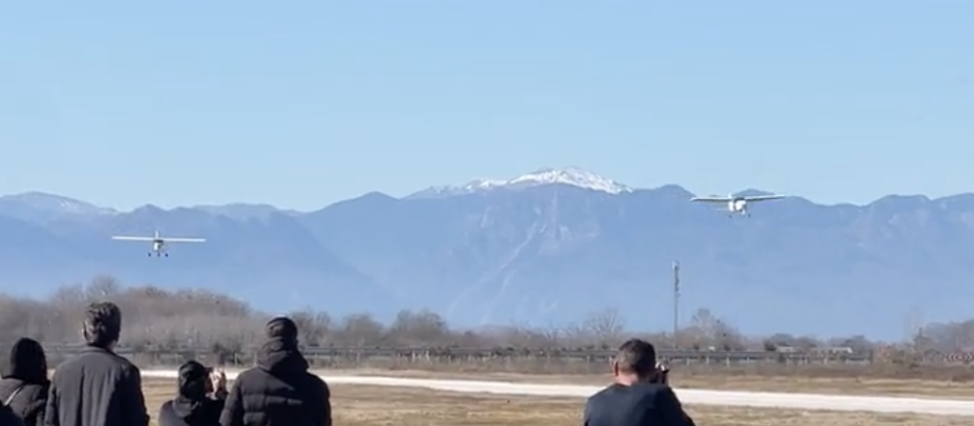 Καρδίτσα: Πρόταση γάμου εν πτήσει στο αεροδρόμιο της Μυρίνης - Δείτε φωτογραφίες