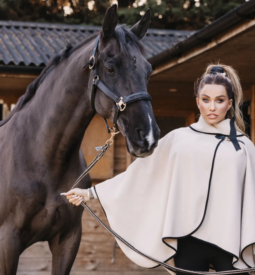 Κέιτι Πράις: Η Peta της δίνει 5.000 λίρες για να δεσμευτεί ότι δεν θα πάρει ξανά κατοικίδιο μετά τον θάνατο 7 ζώων που ανέλαβε