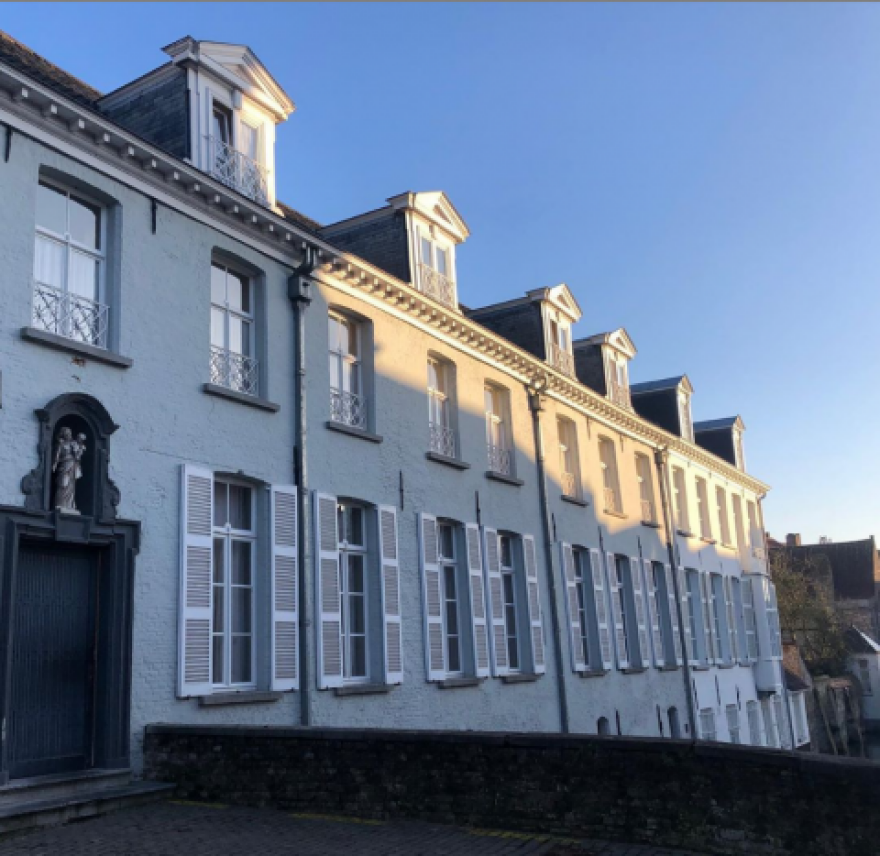 Σεξουαλικό σκάνδαλο συγκλονίζει το Κολλέγιο της Ευρώπης: Καθηγητής-αρπακτικό παρενοχλούσε φοιτήτριες