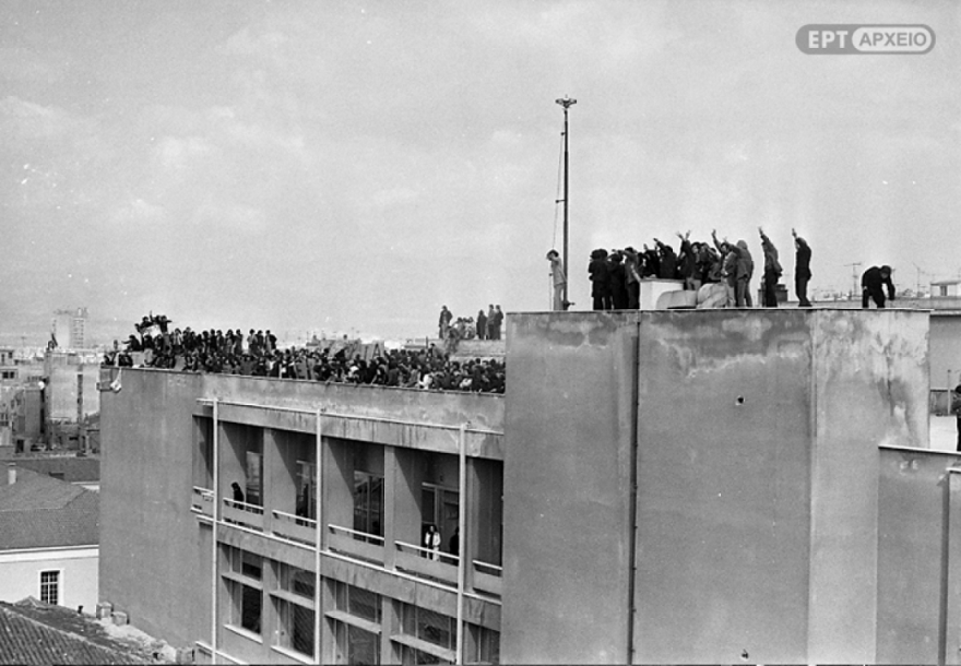 Σαν σήμερα το 1973 η ταράτσα της Νομικής έγινε το μεγάλο σύμβολο αντιπαράθεσης των φοιτητών με τη χούντα