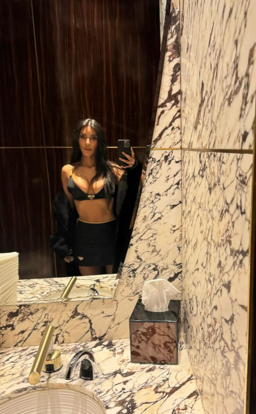 Κιμ Καρντάσιαν: Πόζαρε με μίνι και μαγιό - Της γράφουν «ντύνεσαι σαν έφηβη ενώ μοιάζεις με 50»