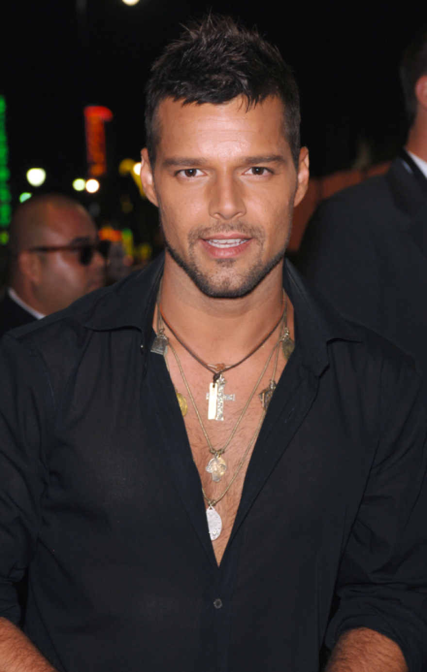 Ρίκι Μάρτιν: Η περίοδος που αποκάλυψε ότι είναι γκέι, οι κατηγορίες για αιμομιξία και το φετίχ που έχει με τα πόδια