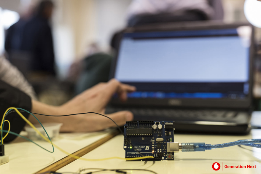 Μαθητές και εκπαιδευτικοί διασχίζουν την πύλη της Τεχνητής Νοημοσύνης με πλοηγό το Generation Next