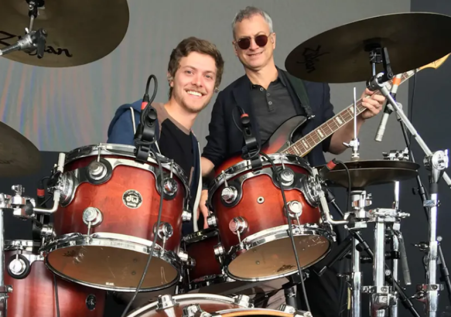 Ο ηθοποιός Γκάρι Σινίζ ανακοίνωσε τον θάνατο του γιου του από σπάνια μορφή καρκίνου