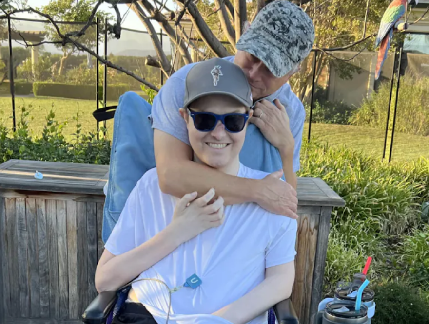 Ο ηθοποιός Γκάρι Σινίζ ανακοίνωσε τον θάνατο του γιου του από σπάνια μορφή καρκίνου