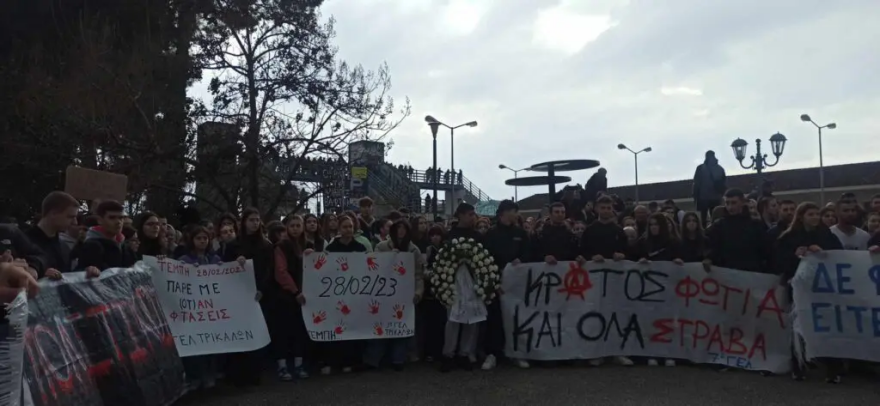 Τρίκαλα: Χιλιάδες πολίτες στους δρόμους ζητούν δικαίωση για τα θύματα των Τεμπών - Δείτε φωτογραφίες