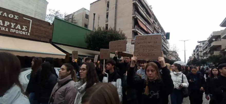 Τρίκαλα: Χιλιάδες πολίτες στους δρόμους ζητούν δικαίωση για τα θύματα των Τεμπών - Δείτε φωτογραφίες