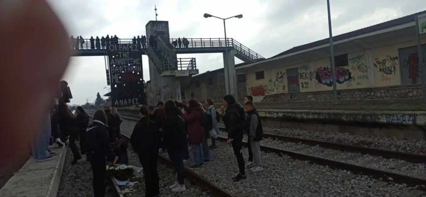 Τρίκαλα: Χιλιάδες πολίτες στους δρόμους ζητούν δικαίωση για τα θύματα των Τεμπών - Δείτε φωτογραφίες