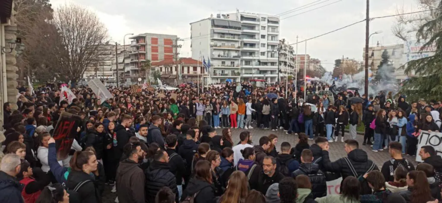 Τρίκαλα: Χιλιάδες πολίτες στους δρόμους ζητούν δικαίωση για τα θύματα των Τεμπών - Δείτε φωτογραφίες