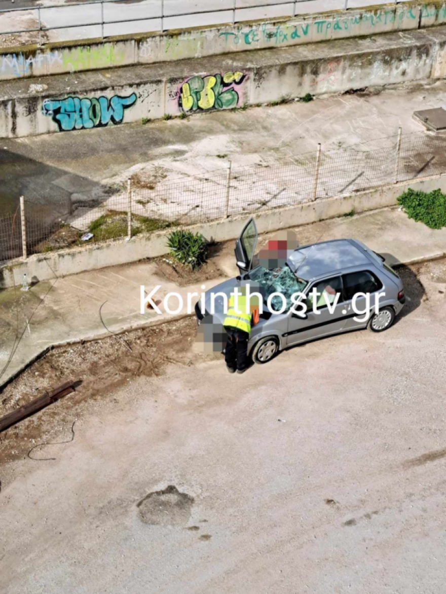 Εργατικό ατύχημα στην Κόρινθο: Έσπασε κολόνα και ο εναερίτης που ήταν πάνω της, κατέληξε σε σταθμευμένο ΙΧ