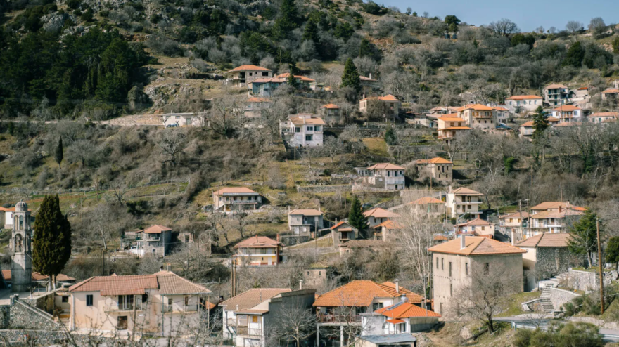 Στέφανος Κασσελάκης: Εκδρομή με τον Τάιλερ στο πιο ψηλό χωριό της Πελοποννήσου, λίγο πριν πάει στον Στρατό