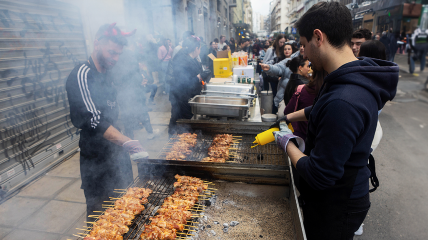 Τι είναι η Τσικνοπέμπτη και τι συμβολίζει