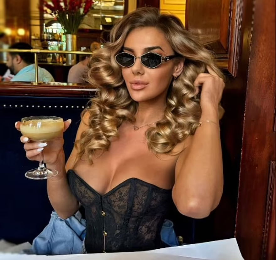 NBA: Συνοδός πολυτελείας των 900 δολαρίων την ώρα έγινε viral για το μπούστο της σε στιγμιότυπο με τον Στεφ Κάρι