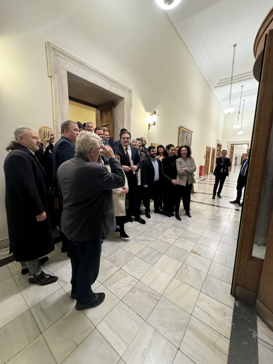 Πιερρακάκης: Χειροκροτήματα και φωτογραφίες μετά την ψήφιση του νομοσχεδίου για τα μη κρατικά ΑΕΙ