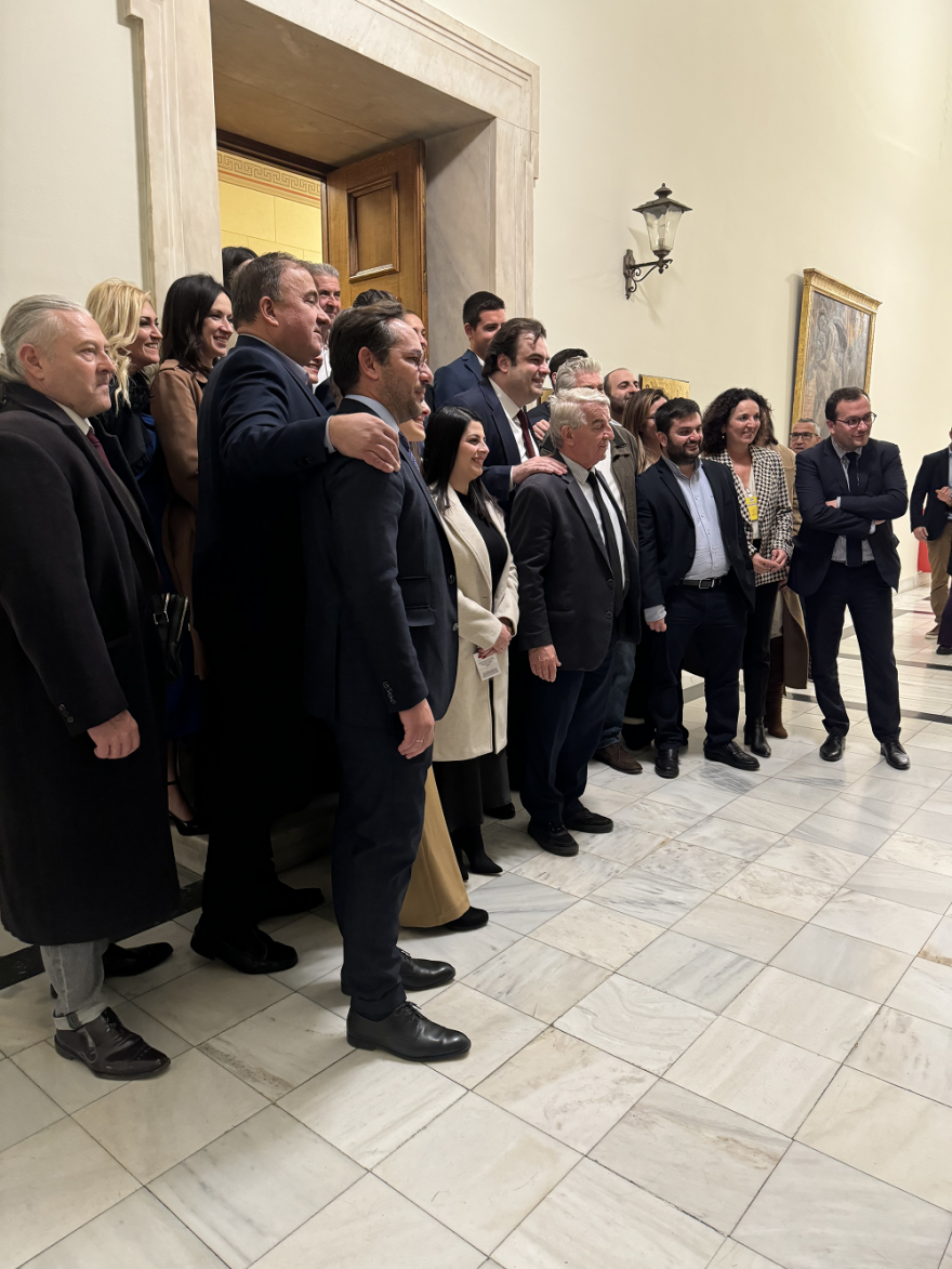 Πιερρακάκης: Χειροκροτήματα και φωτογραφίες μετά την ψήφιση του νομοσχεδίου για τα μη κρατικά ΑΕΙ