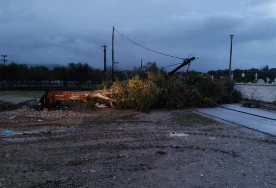 Φωτογραφίες - Ανεμοστρόβιλος έπληξε τα ξημερώματα το Μεσολόγγι