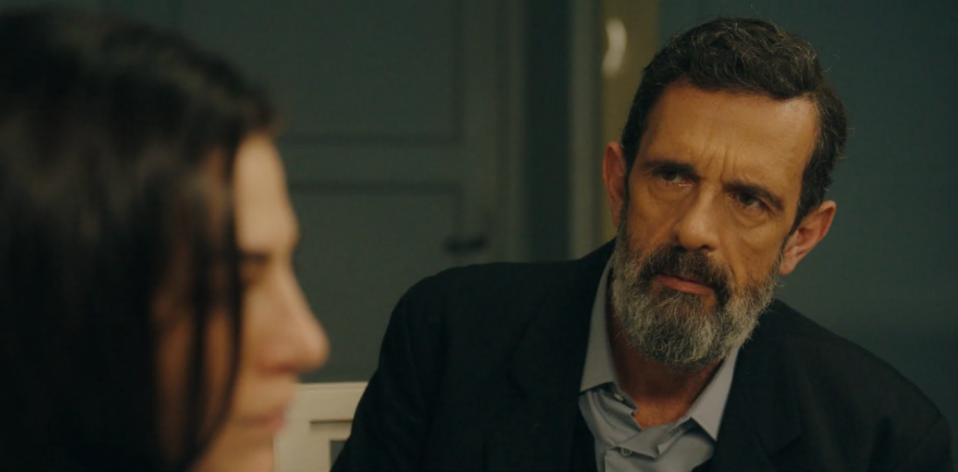 Το Ναυάγιο: Η Στέλλα κρατά στην αγκαλιά της ένα μωρό και πλέει σε πελάγη ευτυχίας