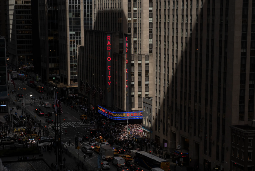 Η ολική έκλειψη ηλίου που μάγεψε τις ΗΠΑ: Οι μαζικοί γάμοι, οι παράξενες αντιδράσεις ζώων και οι θεαματικές εικόνες